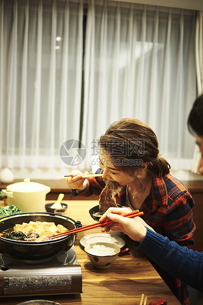 一家人一起吃晚饭图片