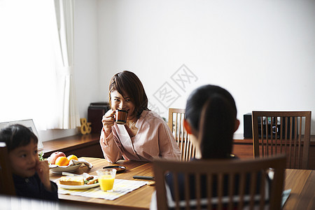 一家人享用早餐图片