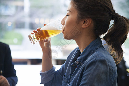 一个女人喝啤酒图片