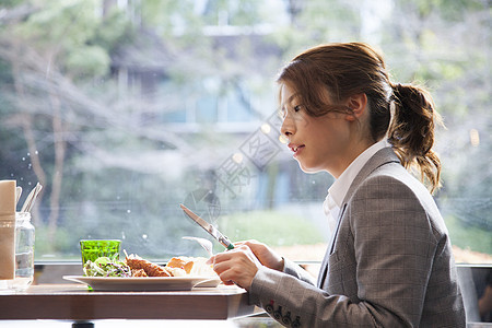 一个女人在吃午饭图片