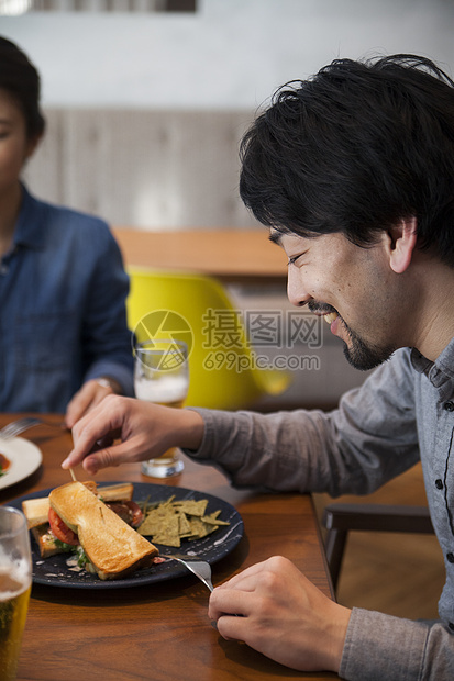 吃减肥餐的男人图片