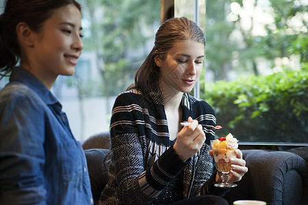 吃甜食的国外美女图片