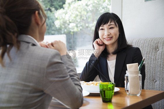 一起吃午餐的女商人图片