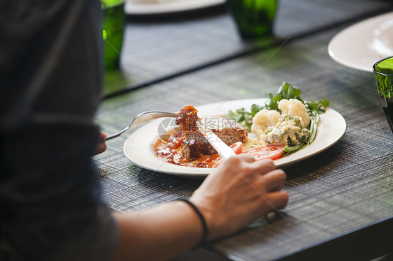 一个女人在吃午饭图片