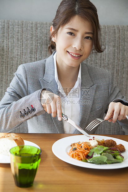 一个女人在吃午饭图片