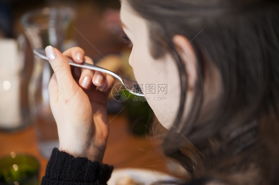 在咖啡店吃饭的女孩图片