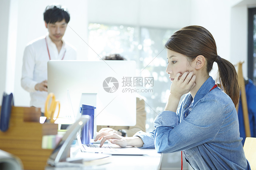 在办公室工作的商务人士高清图片下载-正版图片502016918-摄图网