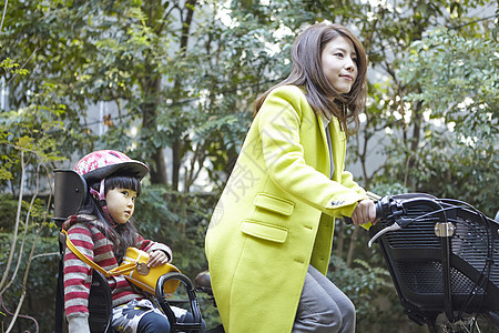 送孩子上学的母亲图片素材