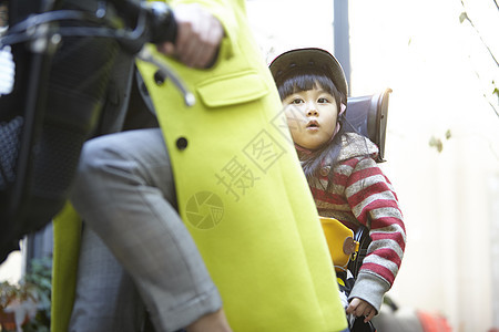 上幼儿园的小女孩图片