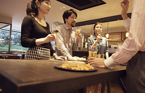 饭店里的男女聚会图片