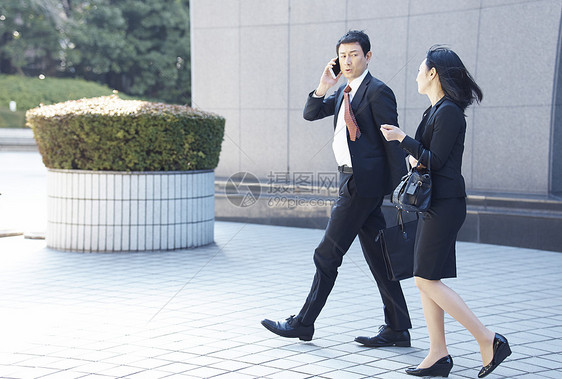 打电话的商务人士和女性图片