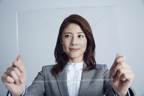 操作透明面板的女职员图片