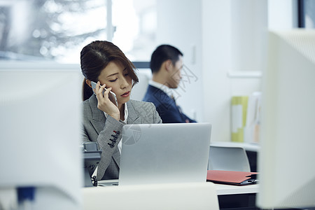 商务女士正在打电话图片