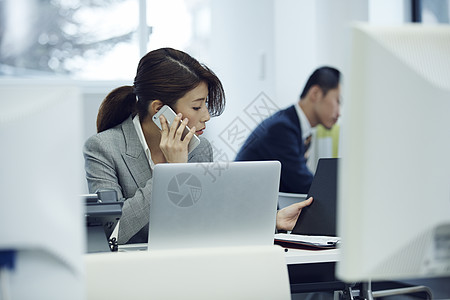 打电话的职场女性高清图片