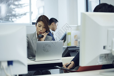 商务女性接听电话图片