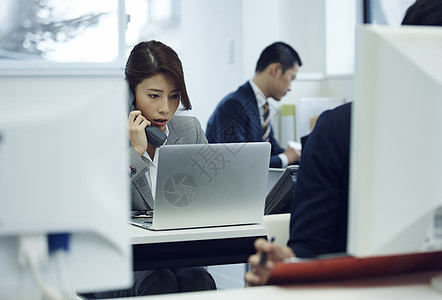 商务女性接听电话图片