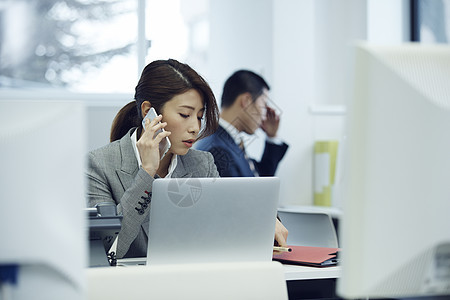 打电话的职场女性图片