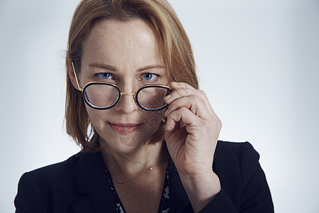 手扶眼镜的商务女士图片素材