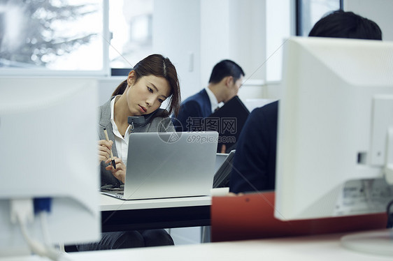 女商人接听电话图片