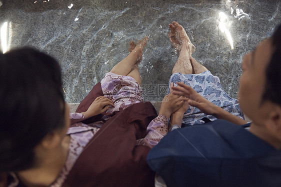 一对夫妇沉浸在足浴中图片