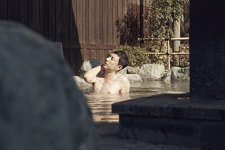 男人沉浸在温泉里图片