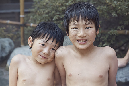 户外温泉里的小男孩图片