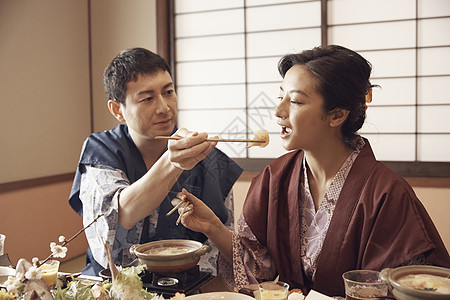 子一对夫妇在一家旅馆用餐图片