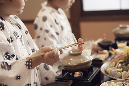 家庭旅游孩子在温泉酒店吃饭图片