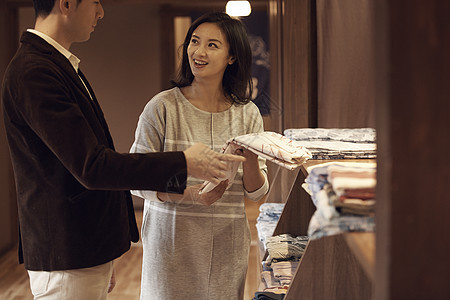 注视爱人选择浴衣的女人图片