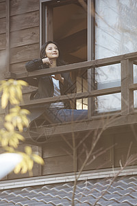 坐在温泉酒店窗边看风景的妇女图片