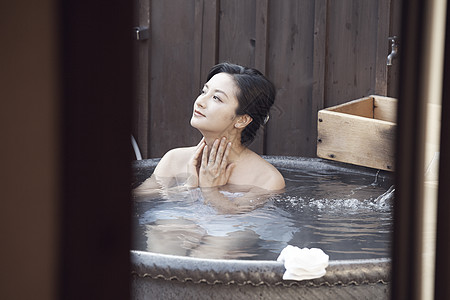 一个女人沉浸在干净舒适的温泉里图片