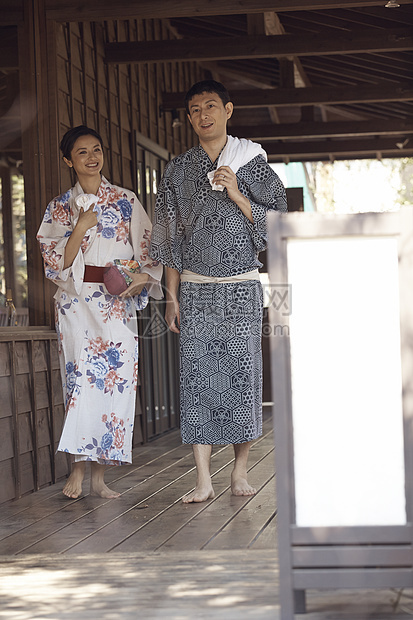 男人和女人享受温泉之旅图片