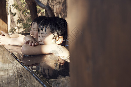 孩子们在温泉旅馆户外浴图片