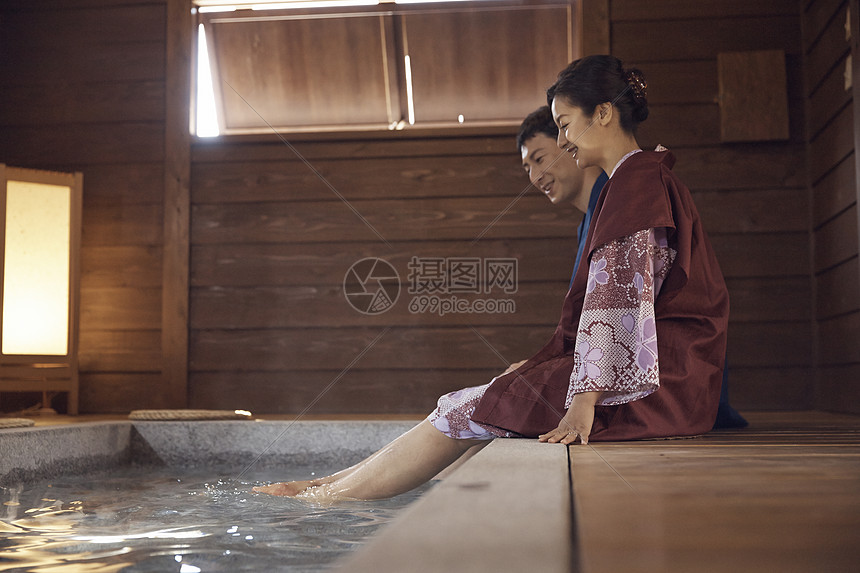 一对夫妇沉浸在足浴中图片