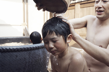 父亲给男孩子洗头图片