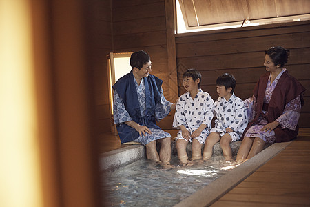 温泉度假家庭沉浸在足浴中图片