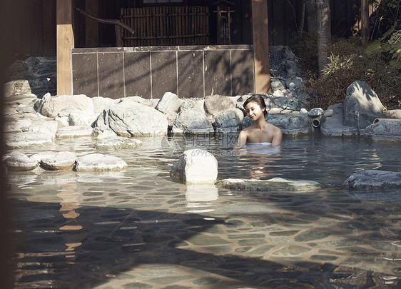一个女人沉浸在温泉里图片