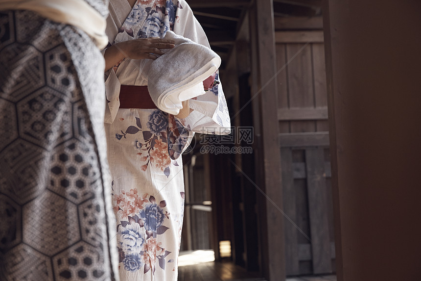 穿着日式浴袍的女性图片