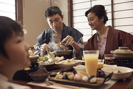 一家人在旅馆用餐图片