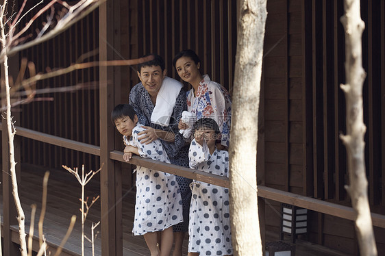 享受温泉之旅的家庭图片