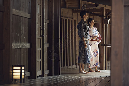 享受温泉旅行的夫妇图片