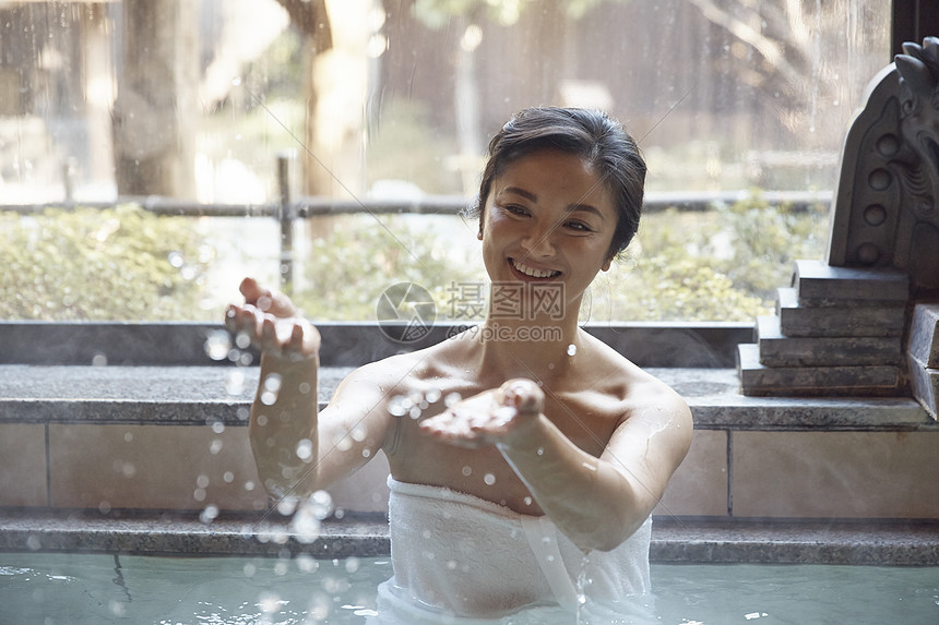 一个女人沉浸在温泉里图片