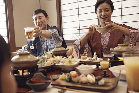 一家人在旅馆用餐图片