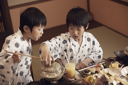 孩子在旅店吃饭图片