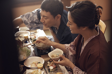 一对夫妇在一家日式旅馆用餐图片