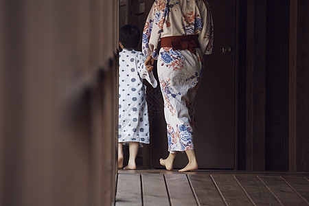 洗澡的背影带孩子泡温泉的母亲背景