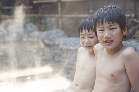 户外泡温泉的小男孩图片