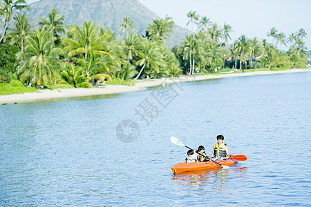 父亲和孩子在玩海上桨板运动图片