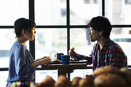 休闲男女在一家咖啡馆约会图片