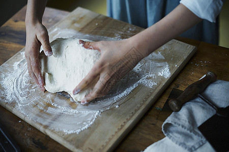 女生手工制作面包图片